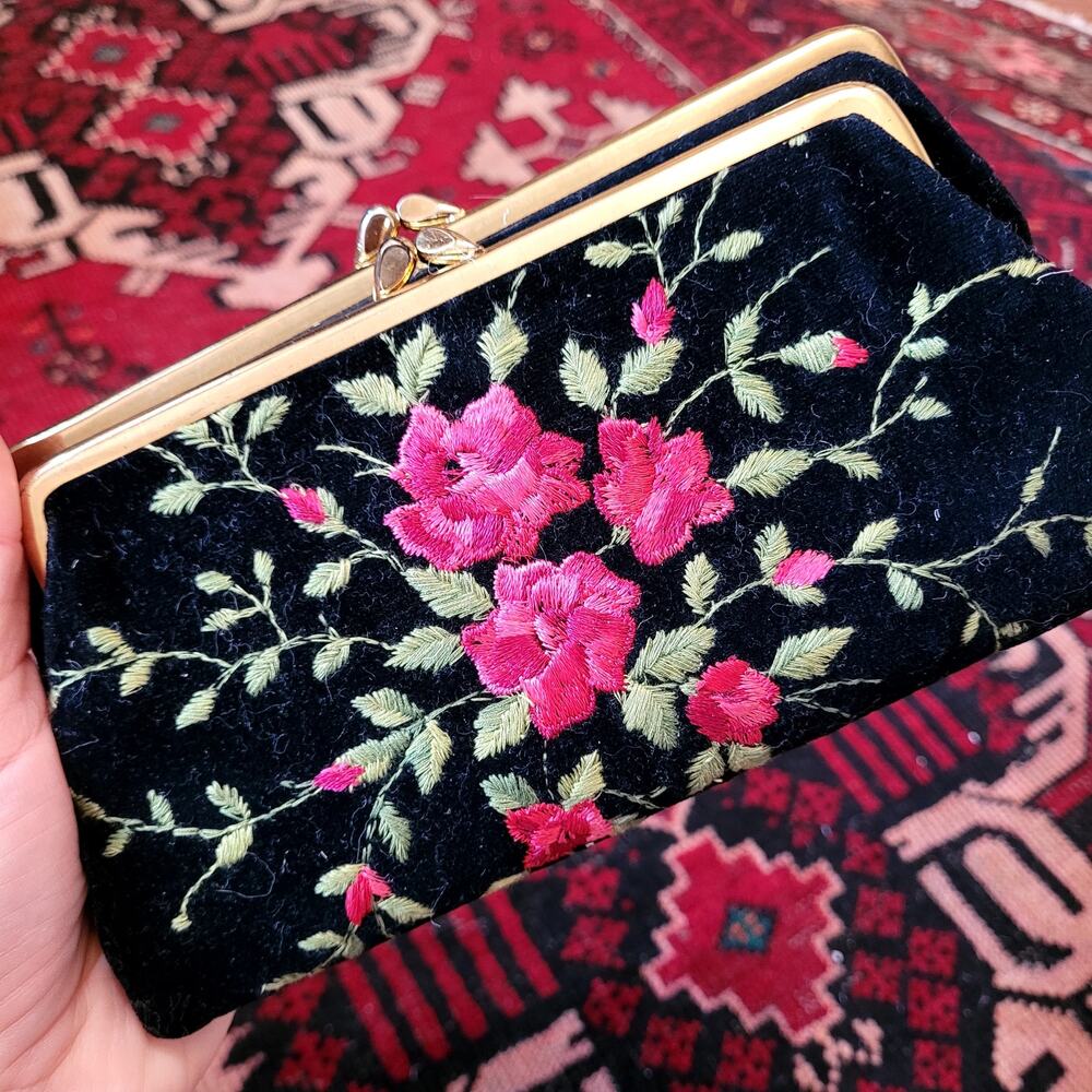 Vtg Embroidered Floral Rose Velvet coin purse Bond Street